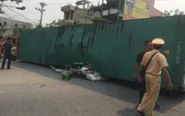 Container đè bẹp ô tô con, 2 người thiệt mạng