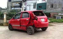 Nghệ An: Mải nghe điện thoại, xe chở 2 bố con bị tàu hỏa đâm