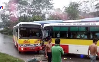Xe bus đâm nhau ở Nghệ An, 4 người bị thương