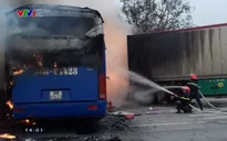 Xe khách giường nằm và xe đầu kéo bốc cháy dữ dội sau vụ va chạm