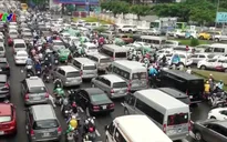 Kẹt xe 6 giờ liên tục tại khu vực sân bay Tân Sơn Nhất