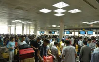 Đông nghẹt người xếp hàng chờ làm thủ tục ở sân bay Tân Sơn Nhất