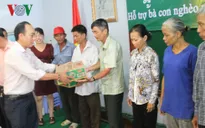 Doanh nghiệp Việt tặng quà cho Việt kiều và người nghèo tại Campuchia
