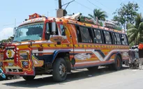 Những chiếc xe bus Tap-Tap sặc sỡ tại Haiti