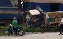 Tàu hỏa đâm trực diện xe tải, lái xe nguy kịch
