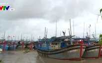 Phú Yên: Ngư dân sắp xếp tàu thuyền tránh bão