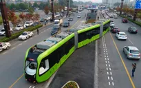 Độc đáo xe bus chạy trên đường ray tại Trung Quốc