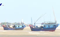 Phú Yên: Tàu cá mắc cạn, 1 ngư dân mất tích
