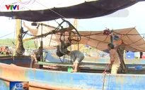 Tàu vỏ thép nằm bờ do hư hỏng, ngư dân lo gánh nợ ngân hàng