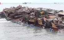 Hàng chục tàu cá của ngư dân Quảng Bình bị sóng đánh chìm