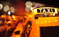 Hà Nội đề xuất Uber và Grab gắn phù hiệu như taxi