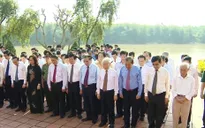 Tổng Bí thư Nguyễn Phú Trọng thắp hương tưởng niệm Tổng Bí thư Lê Duẩn
