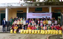 Du học sinh Việt tại Australia tặng quà Tết đồng bào vùng cao