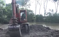 Bình Dương: Bắt quả tang 2 doanh nghiệp đổ trộm chất thải nguy hại