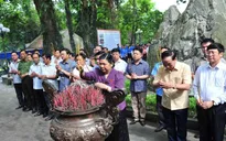 Đồng chí Tòng Thị Phóng dâng hương tưởng nhớ các Anh hùng liệt sỹ tại Thái Nguyên