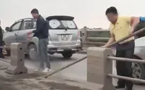 Tài xế tháo dải phân cách cầu Thanh Trì bị tước bằng lái 2 tháng