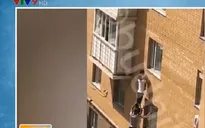 Giải cứu ngoạn mục em bé 2 tuổi bằng “kim tự tháp người”