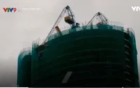 2 tháp cẩu bị gãy treo lơ lửng trên đầu người đi đường