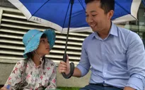 Lớp học trên vỉa hè Sài Gòn của nhân viên ngân hàng và bé bán vé số