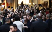 Ra mắt phim Xác ướp, Tom Cruise bị fan vây chặt