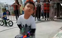 Ngộ nghĩnh cuộc đua xe đạp của các em bé tại Trung Quốc