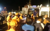 Đưa thi thể thuyền viên tàu Hải Thành vào bờ
