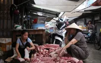 Bắt khẩn cấp hai đối tượng hắt dầu luyn vào thịt lợn