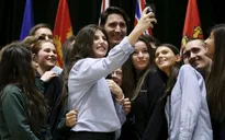 Thủ tướng Canada xuất hiện trong bức ảnh của sinh viên