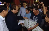 Thủ tướng lội nước kiểm tra khắc phục mưa lũ ở Hội An