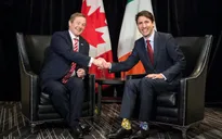Thủ tướng Canada Trudeau gây sốt trên mạng vì đi tất trái đôi