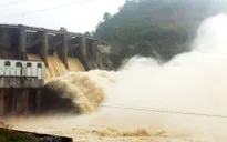 Thủy điện Hòa Bình đóng hết các cửa xả đáy