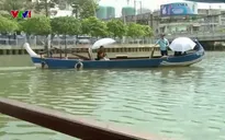 ​Thuyền du lịch trên kênh Nhiêu Lộc - Thị Nghè bị ném đá