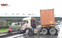 TP.HCM: Nổ lốp trong mưa, xe container đâm dải phân cách