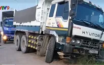 TP.HCM: Xe tải ép xe ben lao xuống ruộng rồi bỏ chạy