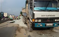 Xe ben làm tôn chắn công trình đổ vào người đi đường