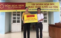 Tập đoàn Hoa Sen trao tặng 6.100m tôn cho người dân vùng bão