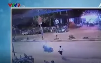 Thanh niên chạy xe như tên bắn, tông người qua đường văng xa 10m