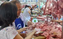 TP.HCM dán tem truy xuất nguồn gốc thịt lợn ở các chợ truyền thống