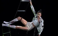 Vietnam's Next Top Model 2017: Thí sinh chịu cảnh bị tạt nước, "vật lộn" tạo dáng trên thang dây