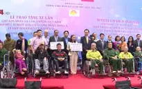Cựu Thủ tướng Nhật Bản tặng xe lăn cho người khuyết tật Việt Nam