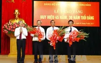Văn phòng Trung ương trao tặng Huy hiệu Đảng