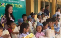 Thái Bình: Trao tặng quà cho học sinh khó khăn