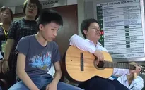 Việc tử tế: Trẻ khiếm thị mang âm nhạc đến bệnh viện