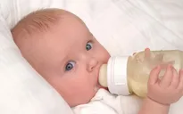 Bú bình, trẻ dễ mắc vấn đề về tiêu hóa