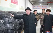 Nhà lãnh đạo Triều Tiên Kim Jong-un thăm nhà máy chế tạo lốp xe chở tên lửa