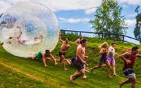 Vận động cùng trò chơi mạo hiểm lăn bóng Zorbing