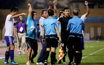Góc nhìn: Đa dạng các hình thức phản ứng trọng tài tại giải VĐQG V.League 2017
