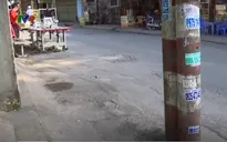 TP.HCM: Trụ điện án ngữ giữa lòng đường gây mất an toàn giao thông