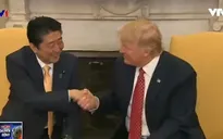 Cách bắt tay kì lạ của Tổng thống Mỹ Donald Trump