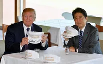 Tổng thống Trump chơi golf cùng Thủ tướng Nhật Bản
